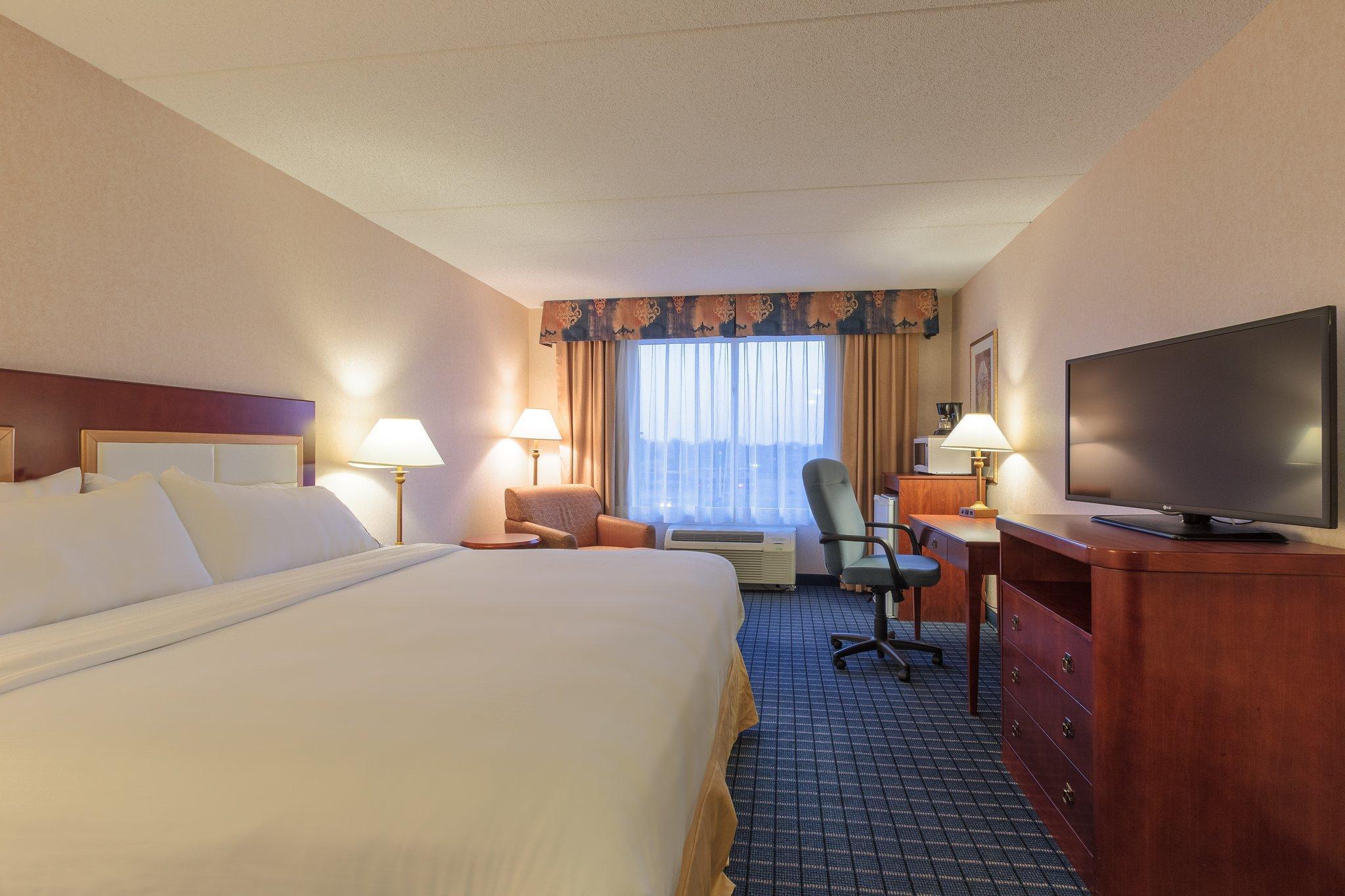 Holiday Inn Express & Suites - Belleville By Ihg Buitenkant foto