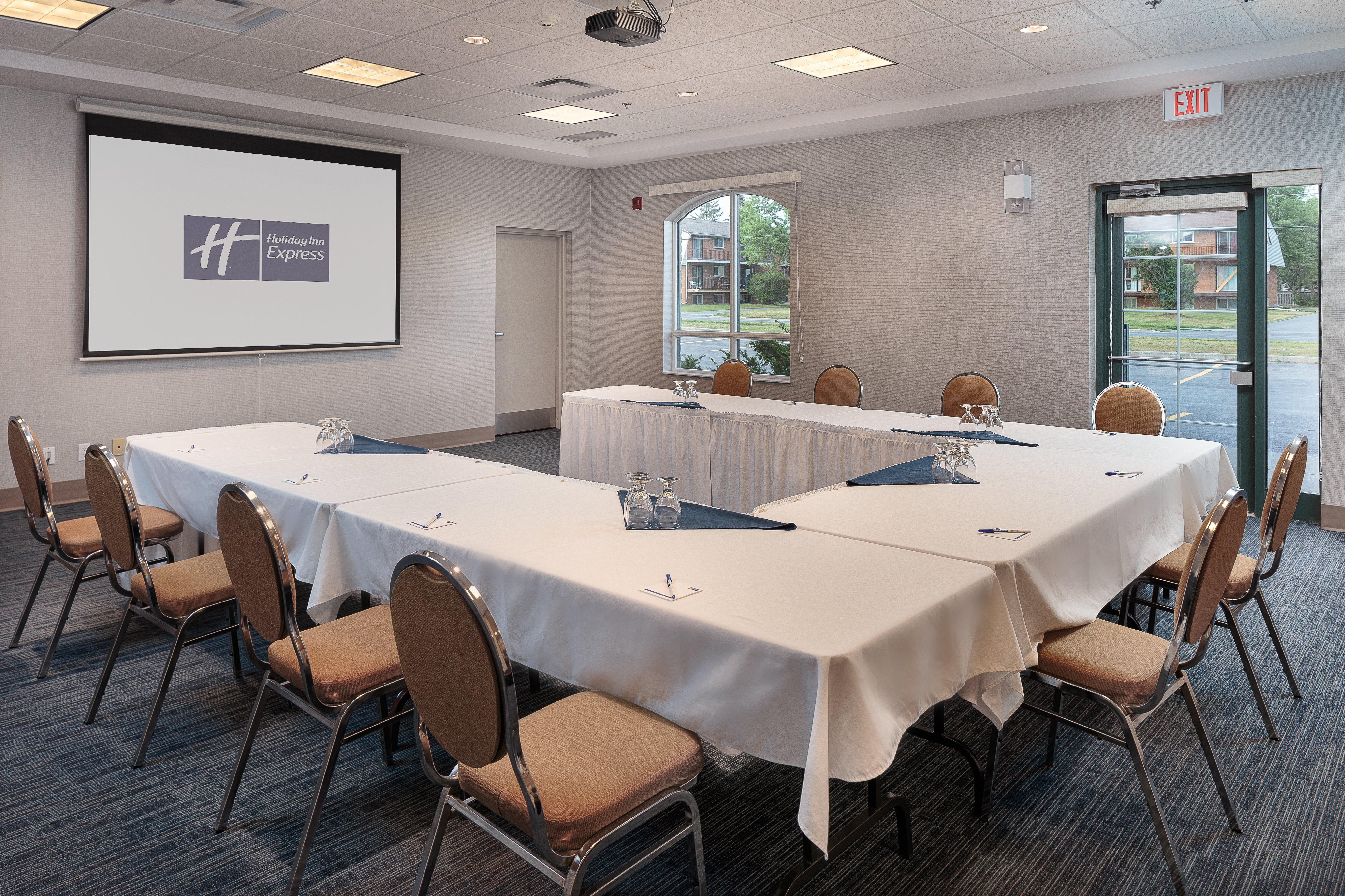 Holiday Inn Express & Suites - Belleville By Ihg Buitenkant foto