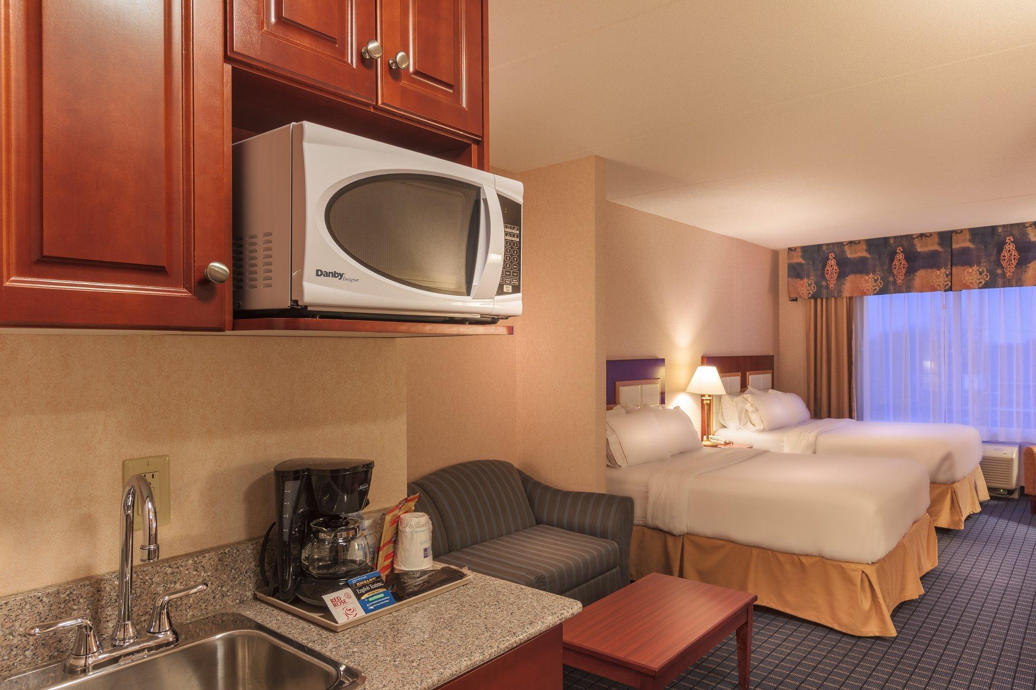 Holiday Inn Express & Suites - Belleville By Ihg Buitenkant foto