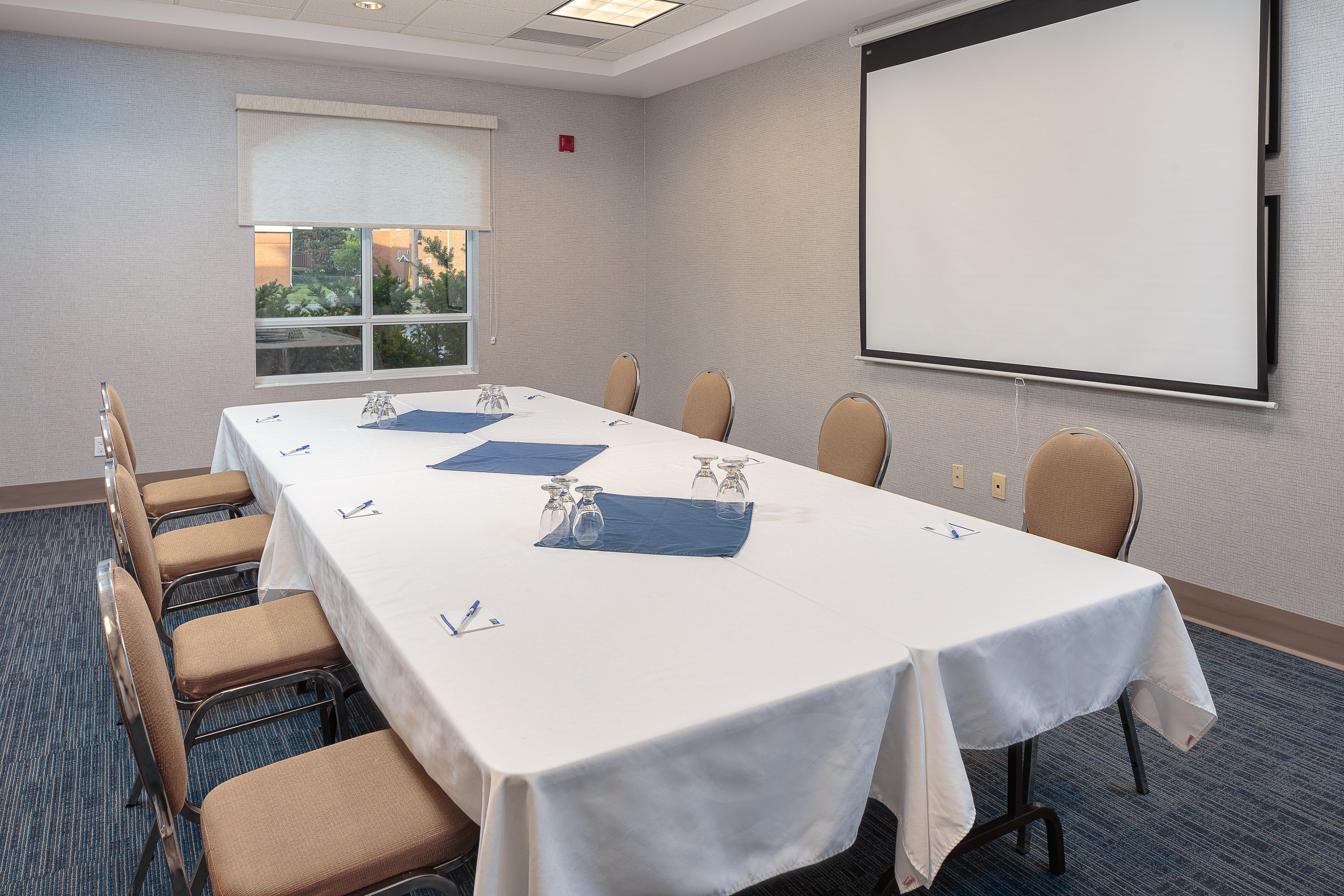 Holiday Inn Express & Suites - Belleville By Ihg Buitenkant foto