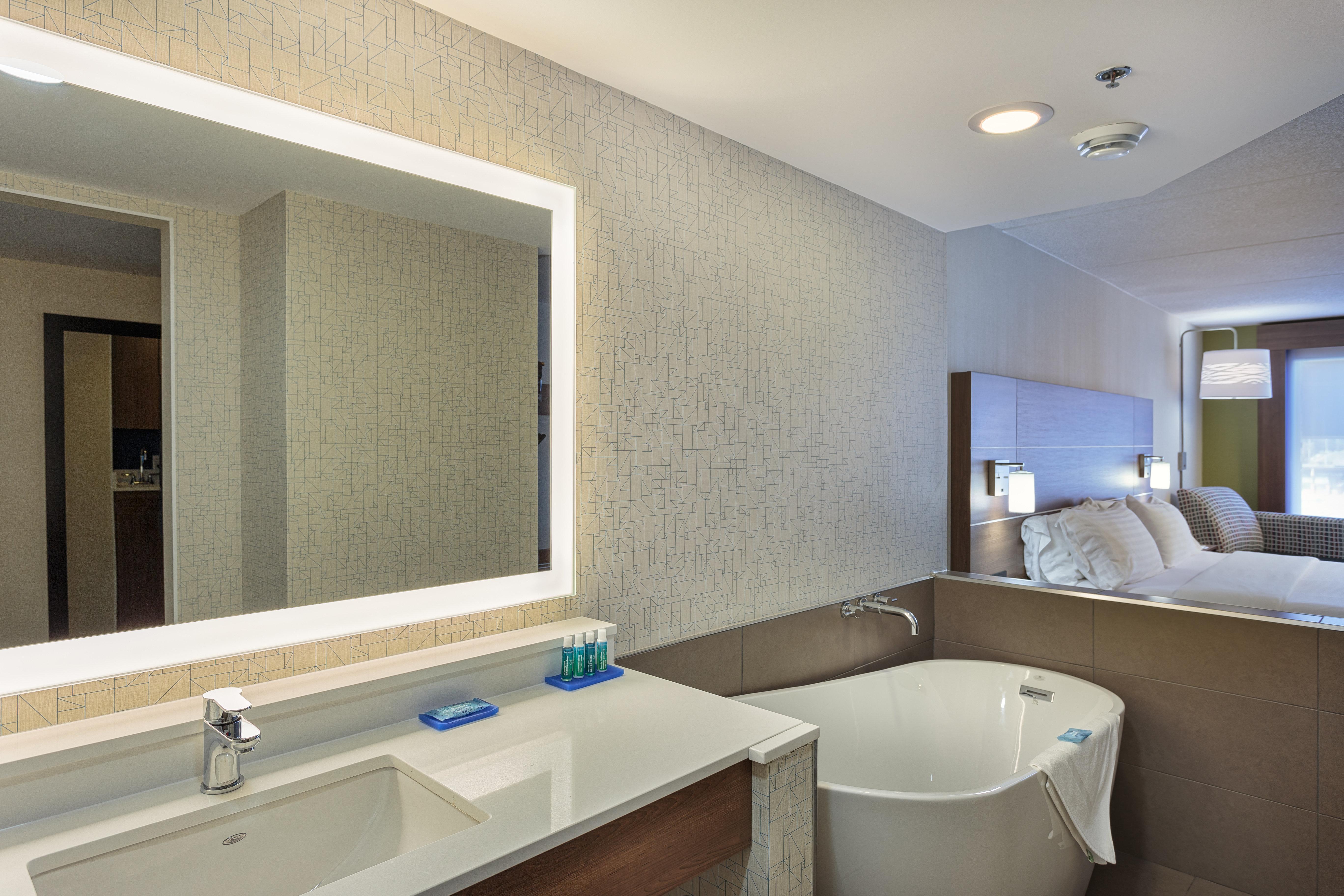 Holiday Inn Express & Suites - Belleville By Ihg Buitenkant foto