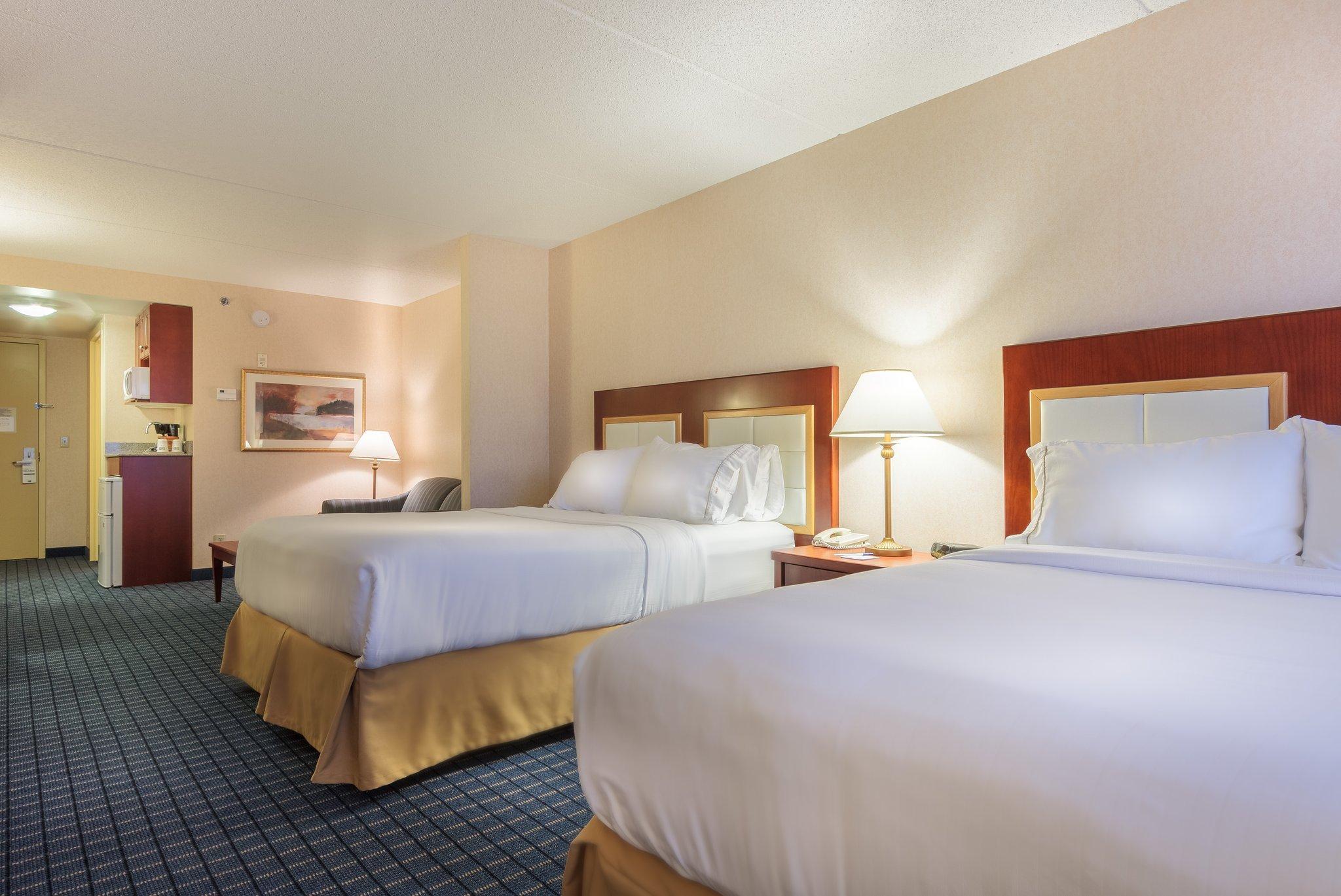Holiday Inn Express & Suites - Belleville By Ihg Buitenkant foto