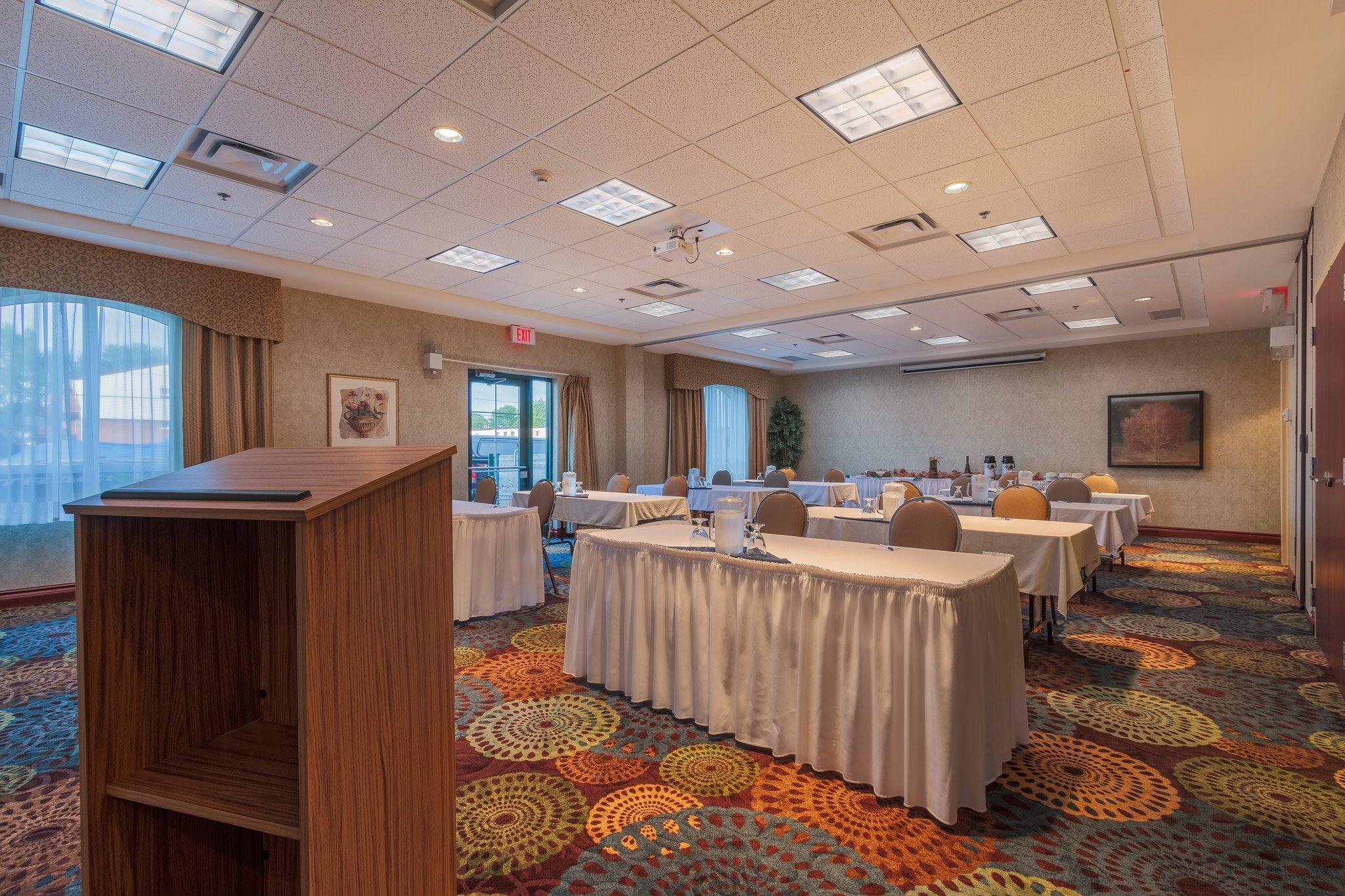 Holiday Inn Express & Suites - Belleville By Ihg Buitenkant foto