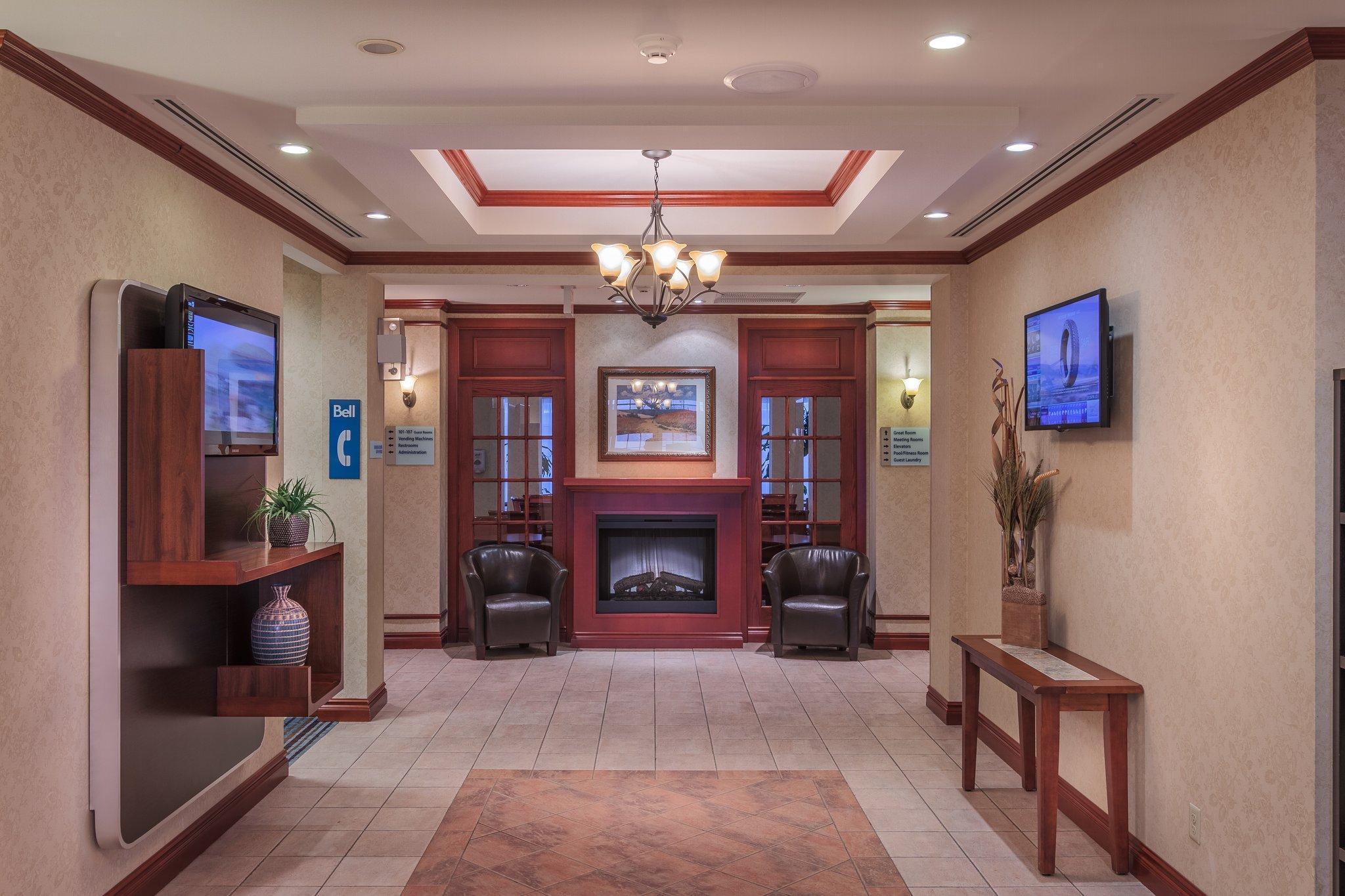 Holiday Inn Express & Suites - Belleville By Ihg Buitenkant foto