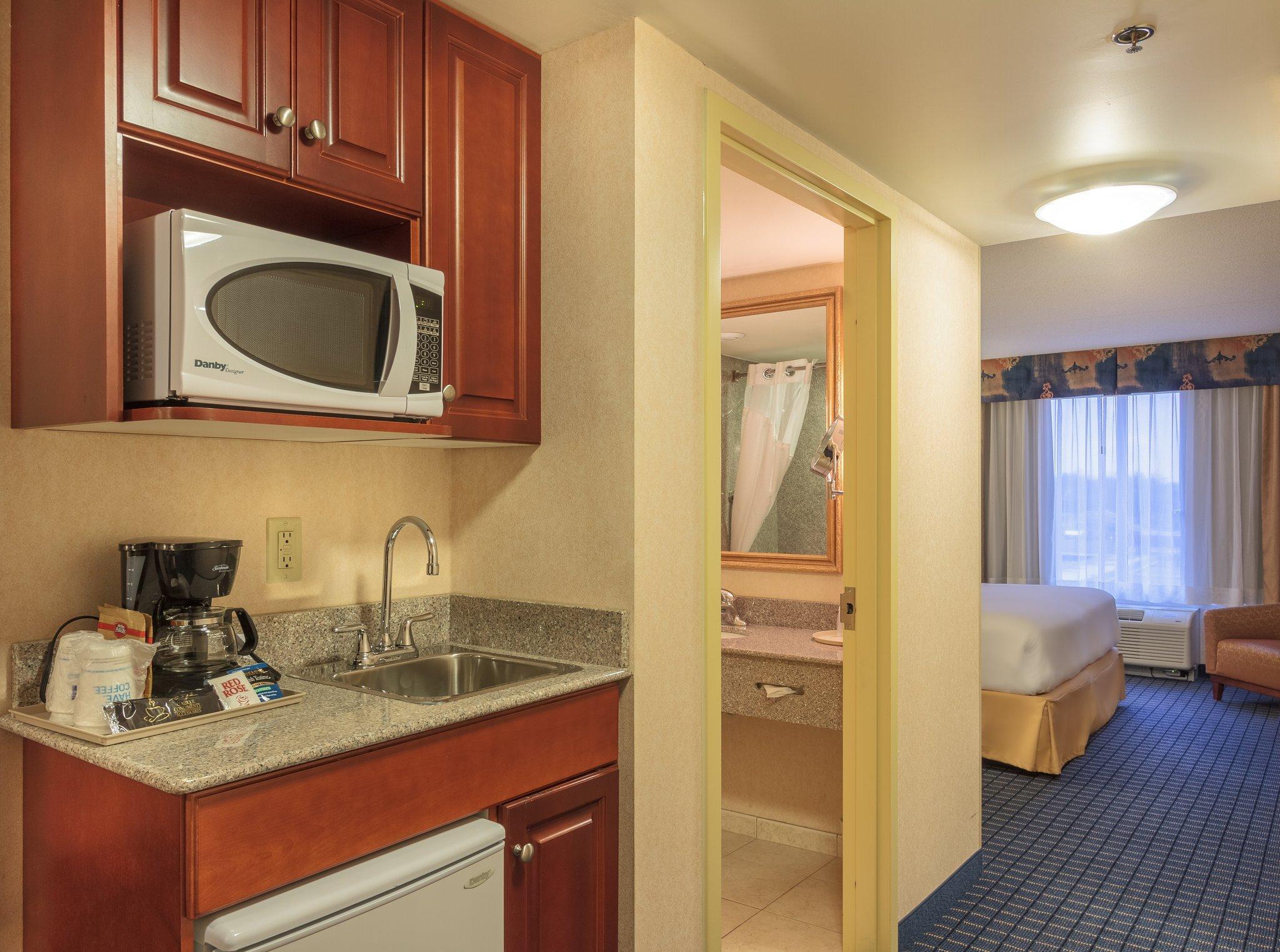 Holiday Inn Express & Suites - Belleville By Ihg Buitenkant foto