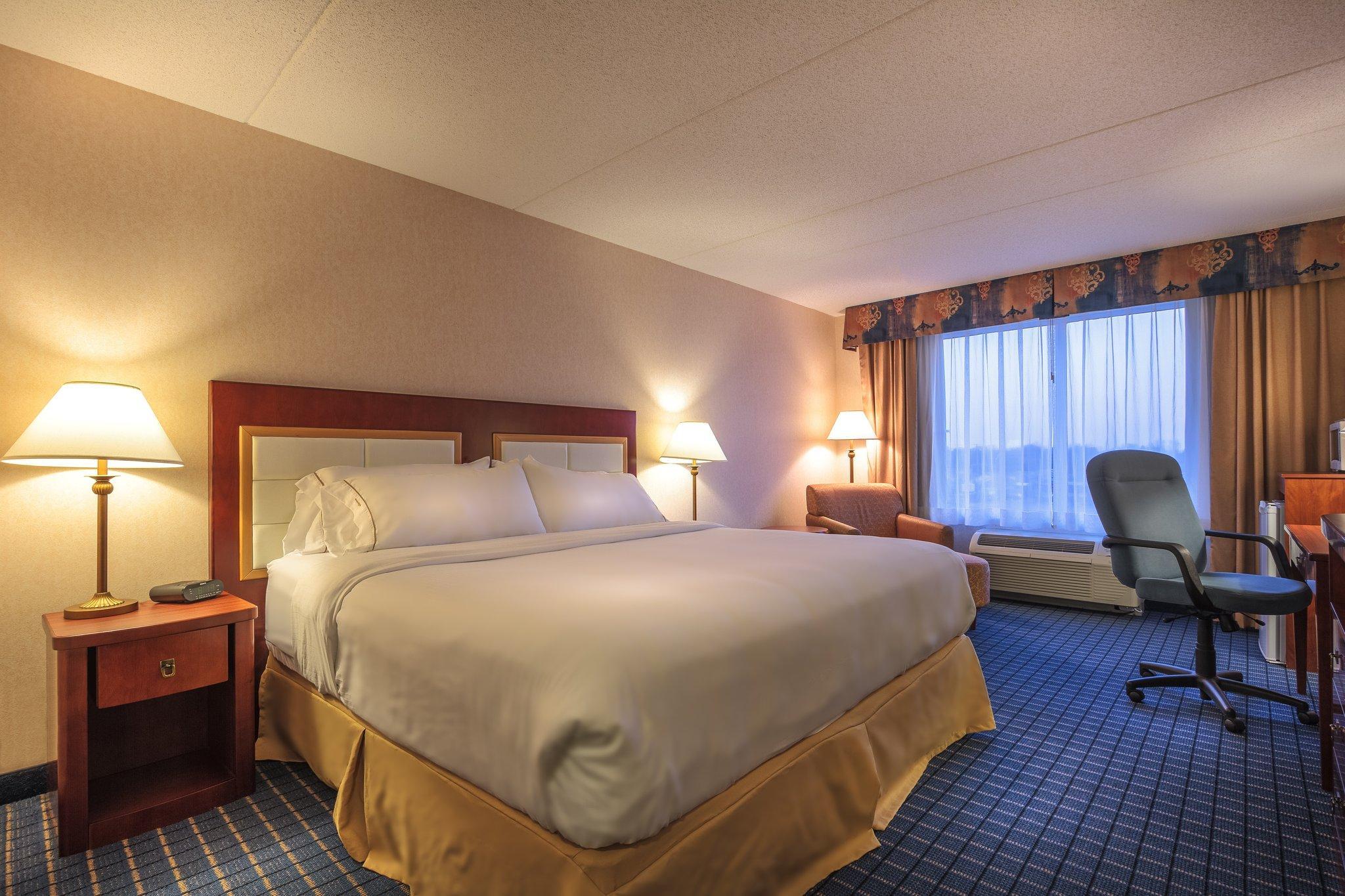 Holiday Inn Express & Suites - Belleville By Ihg Buitenkant foto