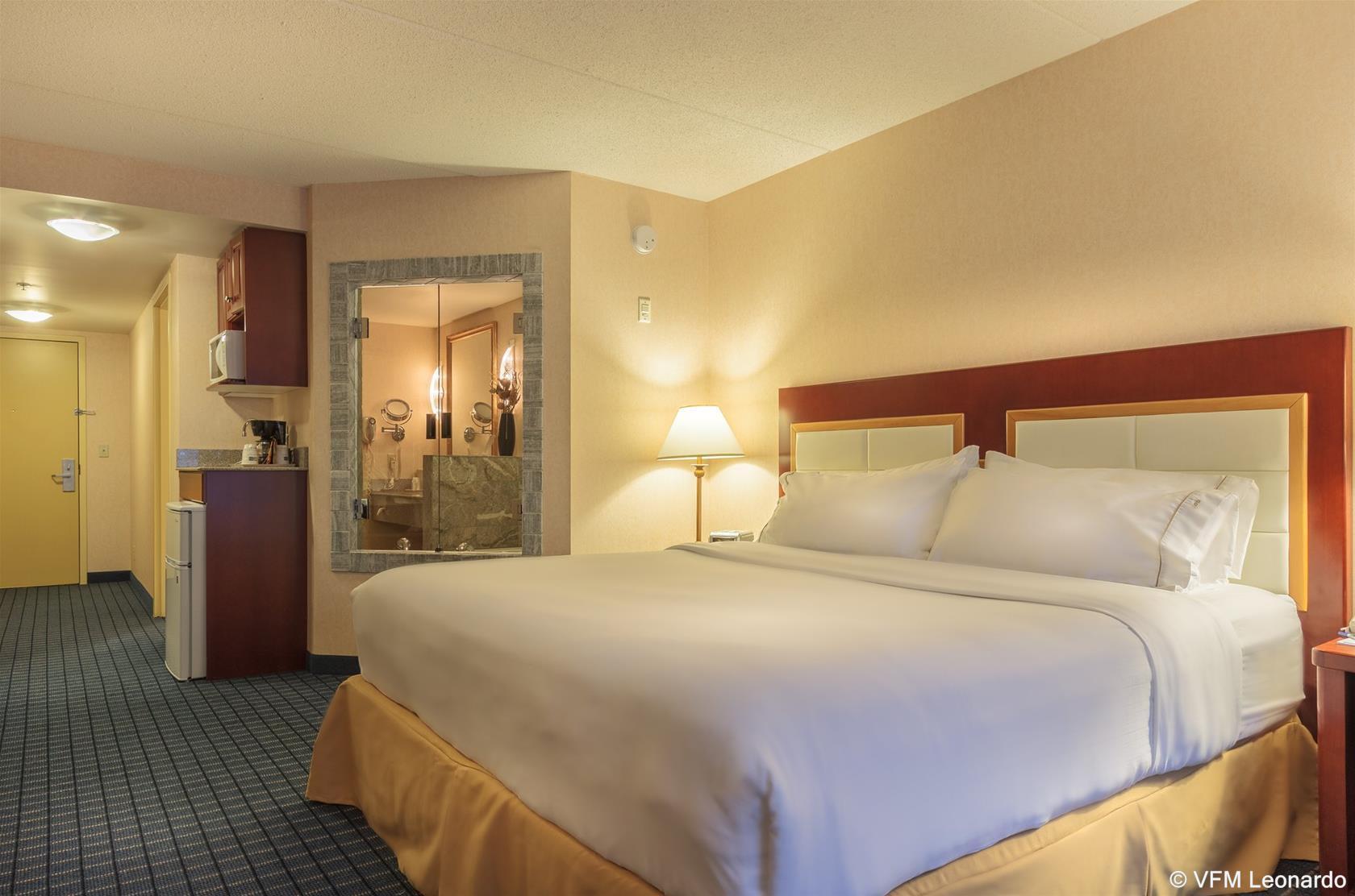 Holiday Inn Express & Suites - Belleville By Ihg Buitenkant foto