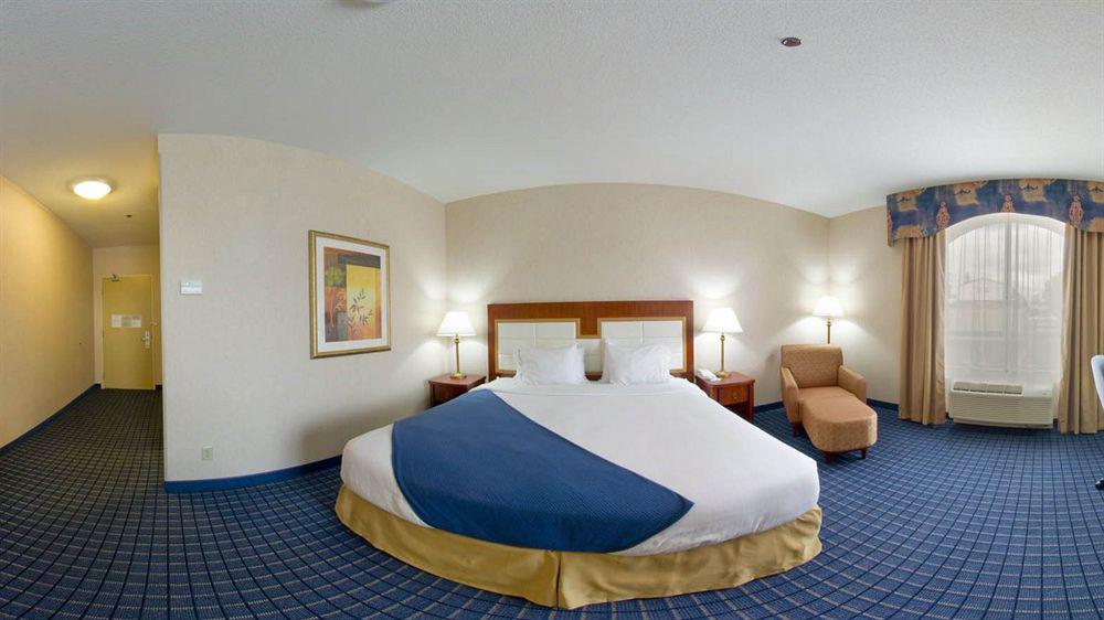 Holiday Inn Express & Suites - Belleville By Ihg Buitenkant foto