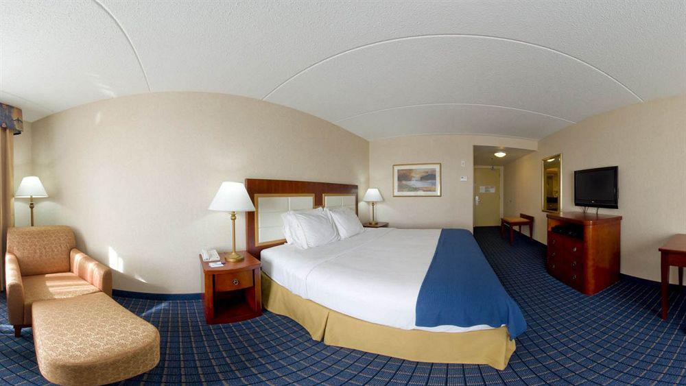 Holiday Inn Express & Suites - Belleville By Ihg Buitenkant foto